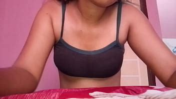 Une bhabhi indienne montre ses atouts à son petit ami XVIDEOS