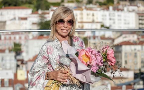 Zulmira Ferreira Aos 63 anos comentadora da SIC arrasa em biquíni a