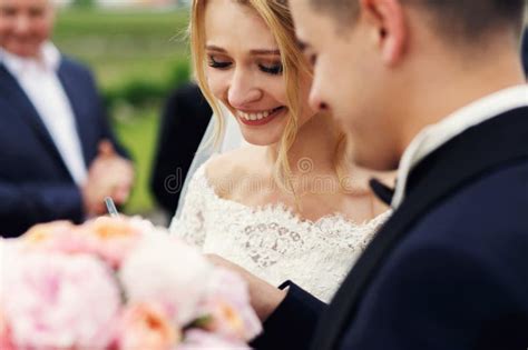 Hübscher Bräutigam Und Schöne Blonde Braut Heiratsrin Austauscht Stockbild Bild von kleid