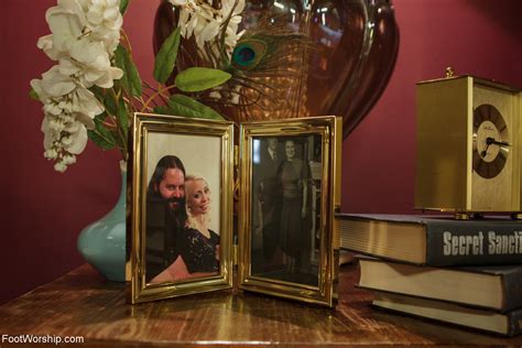 Naked Blonde Lorelei Lee Face Sits A Slave While Giving Him A Footjob Coedcherry