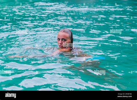 Frau im durchsichtigen bikini Fotos und Bildmaterial in hoher Auflösung Alamy