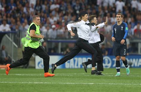 Frauen In Uniformen Politische Aktion Von Pussy Riot Flitzer St Ren Wm Finale