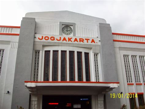 kereta api indonesia suasana stasiun tugu yogyakarta