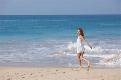 Retrato De Jovem De Biqu Ni Branco Na Praia Tropical Olhando Para A C Mera Linda Garota Latina