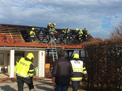 Vorbeifahrender Autofahrer alarmierte zum Brand eines Nebengbäudes