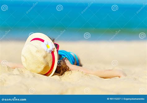 Gl Ckliches Kinderm Dchen Im Bikini Auf Strand Im Sommermeer Stockbild Bild Von Gl Cklich