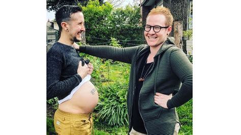 Esta pareja gay espera con emoción a su primer hijo biológico FOTOS Telemundo