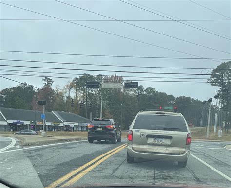 I wonder how some people get their license : r/IdiotsInCars