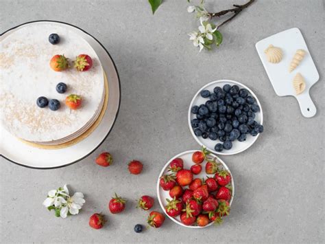 Wegański tort naked cake z owocami Przepis