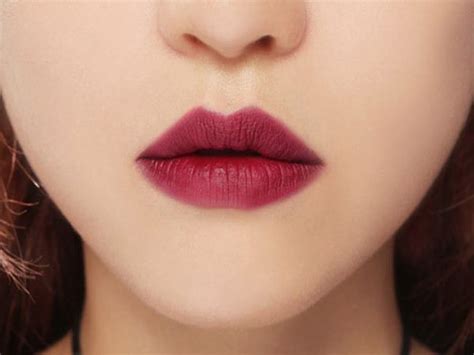 Phun môi màu đỏ mận quyến rũ thời thượng hot trend