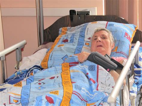 Пролежни у пожилых лежачих людей - как лечить, чем обрабатывать