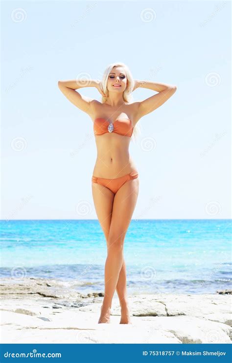 Jeune Et Sexy Femme Dans Un Bikini Sur La Plage Image Stock Image Du Dame Blonde 75318757