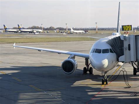 Un Avion De Transport De Pasageri Care Zbura C Tre Praga A Efectuat O