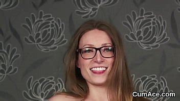 Modelo coqueta recibe un disparo de esperma en la cara tragándose toda la crema XVIDEOS