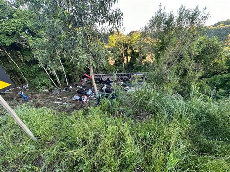 Carreta saí da pista e tomba em ribanceira na BR 153