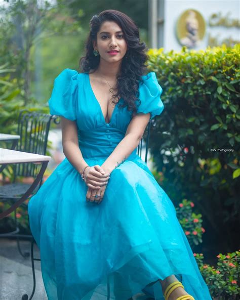 Anchor Vishnu Priya Hot Stunnig Photos The Leo News Telugu News