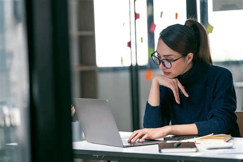 Premium Photo Attractive Mature Businesswoman Working On Laptop In Her Workstation