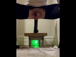 用巨大的黑色假阳具挤前列腺 Pornhub Gay