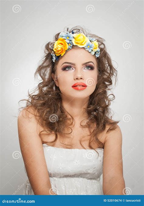 Ritratto Di Bella Ragazza In Studio Con Le Rose Gialle Nei Suoi Capelli E Spalle Nude Giovane