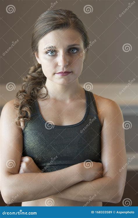 Thuiswerk Met Een Geweldige Jonge Brunette Vrouw Stock Afbeelding Image Of Gedaan Meisje