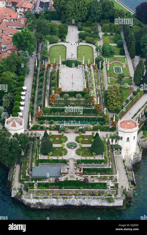 Vue A Rienne Jardin D Isola Bella Les Borrom Es Lac Majeur Province