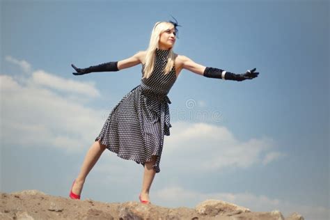 La Belle Fille Blonde Vole Photo Stock Image Du Heureux 40555514