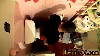Increíble escena gay Voyeurs disfrutan de nuestras películas de orinar en el baño como esta