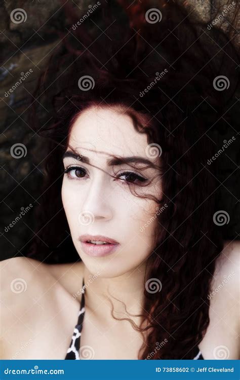 Mulher De Latina Que Senta Se No Retrato Exterior Das Rochas Foto De Stock Imagem De Retrato