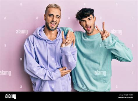 Homosexuell Gay Paar Zusammen Stehend Tragen L Ssige Kleidung L Chelnd Mit Gl Cklichen Gesicht