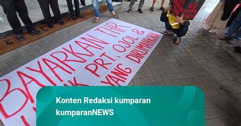 Buruh Demo Di Kantor Disnakertrans DIY Tuntut Ojol Dan PRT Dapat THR