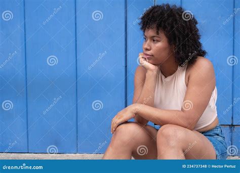Mujer Latina Sentada En La Calle Foto De Archivo Imagen De Urbano Africano