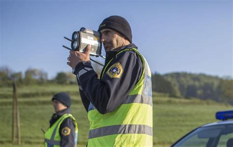 Poostren Policijski Nadzor Hitrosti In Varnostne Razdalje Siol Net