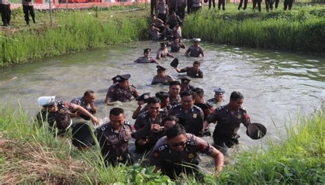 Momen Puluhan Anggota Polres Sukoharjo Nyebur Ke Kolam Rayakan Kenaikan