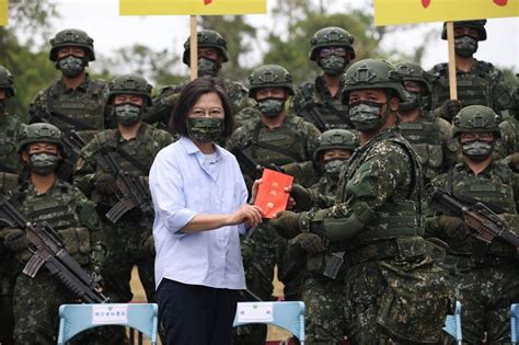 蔡英文花蓮慰問國軍 透露中國軍演期間女飛官升空值勤「讓人無比驕傲」 上報 Line Today