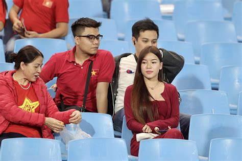 Bạn gái Lâm Tây và dàn hot girl gây náo loạn đường phố trong trận ĐT Việt Nam hòa ĐT Thái Lan