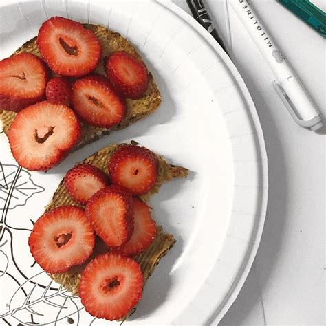 Toast De Crema De Almendras Con Fresa De Kcal Receta F Cil En