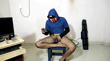 Mirando el mejor porno en el móvil y masturbándose una polla XVIDEOS