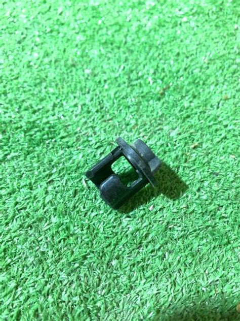 Купить Фиксатор тросика лючка бензобака Toyota 77377-12050 во ...