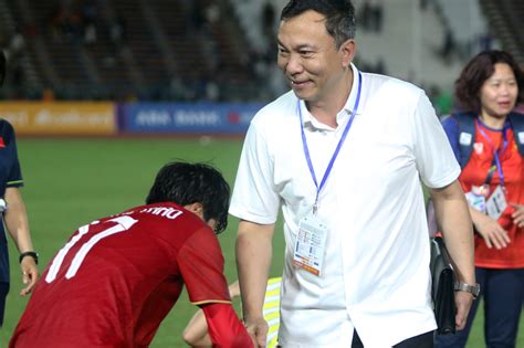 Hot girl tuyển Việt Nam biểu cảm cực đáng yêu tẽn tò vì bị đồng đội bắt lỗi