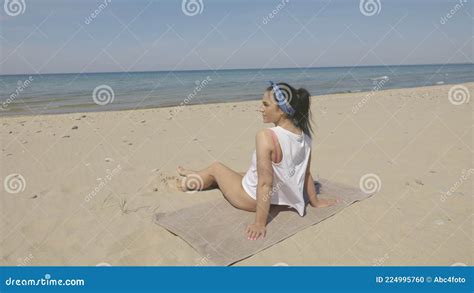Mulher Em Bikini Deitada E Soltando Na Praia Filme Vídeo de lifestyle postura