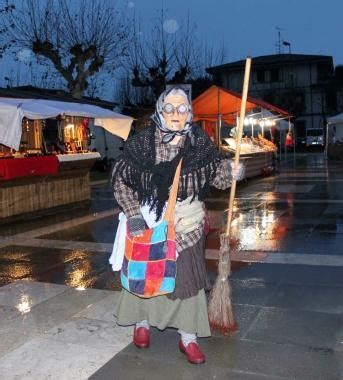 La Befana Che Vola Arriva A Seravezza Il Tirreno