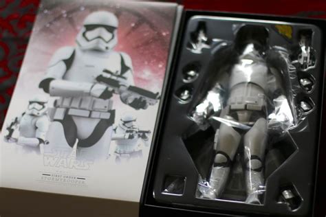 Review First Order Stormtrooper Sixth Scale Figure By Hot Toys From Sideshow Collectibles