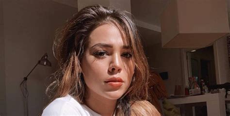 Danna Paola Bebotea Con Los Fans En Traje De Baño Blanco ¿dedicó Un