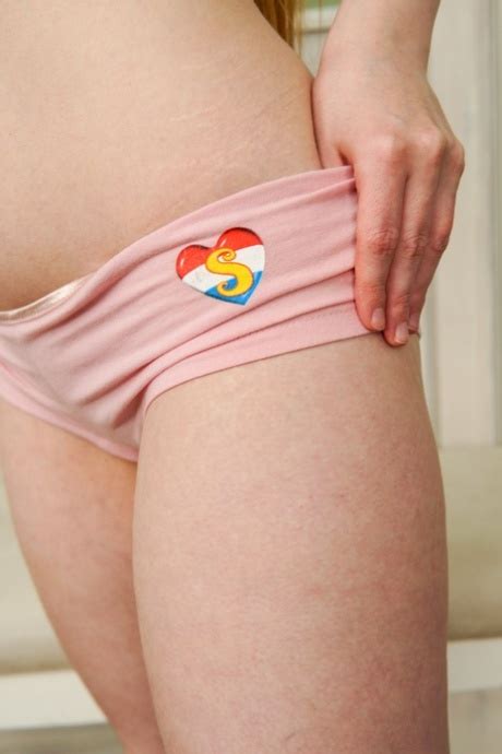 Sexy Babe Aliska Dark Shows Off Her Tiny Tits Spreads Her Shaved