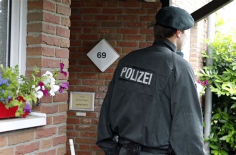 Polizei F Hrt Razzia Bei Salafisten Durch