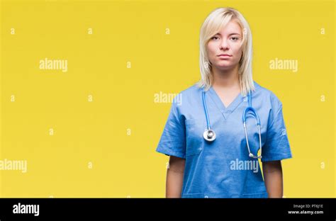 Junge Sch Ne Blonde Arzt Frau Mit Medizinischen Gleichm Ig Ber Isolierte Hintergrund Mit