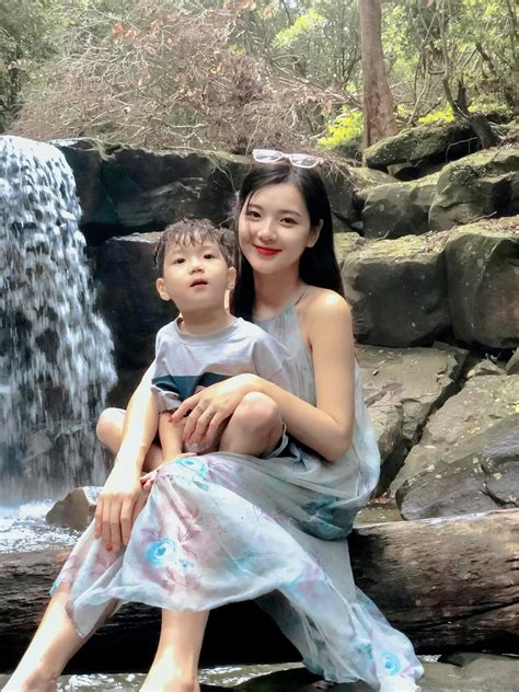 Hot girl dân tộc trải qua lần vượt cạn vẫn xinh như gái