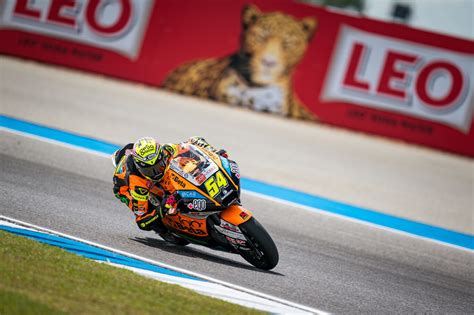 Fermín Aldeguer aplaza el alirón de Pedro Acosta en Moto2 liderando el