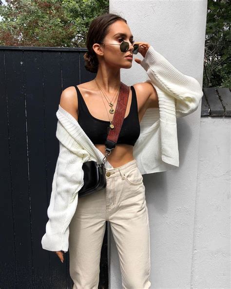 More jeans.. who even am I anymore? 🌻 Wearing @boohoo use code LISSY20 ...