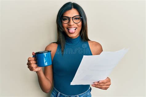 Joven Transexual Latina Transexual Mujer Bebiendo Taza De Caf Y Leyendo Papel Pegando Lengua